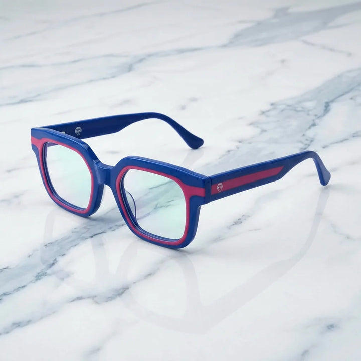 Lentes ópticos Ibiza Azul sobre mármol blanco elegante armazón premium Bonoboss #editorial_armazon #color_azul