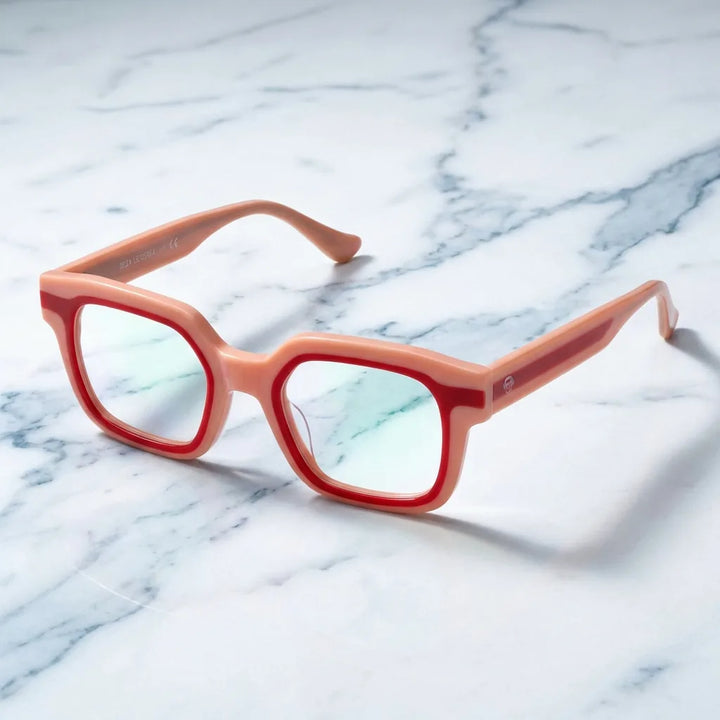 Lentes ópticos Ibiza Rosado sobre mármol blanco elegante armazón premium Bonoboss #editorial_armazon #color_rosado