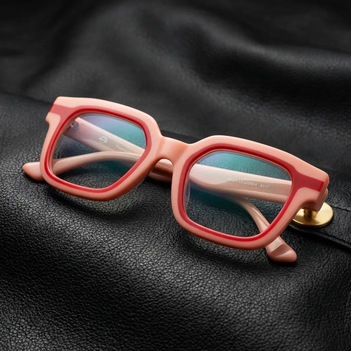 Lentes ópticos Ibiza Rosado sobre cuero negro con detalle brass dorado calidad premium receta Bonoboss #editorial_banner_confianza #color_rosado