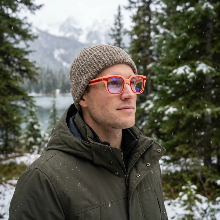 Lentes ópticos Ibiza Rosado modelo con gorro en bosque nevado invernal Bonoboss #editorial_lifestyle1 #color_rosado