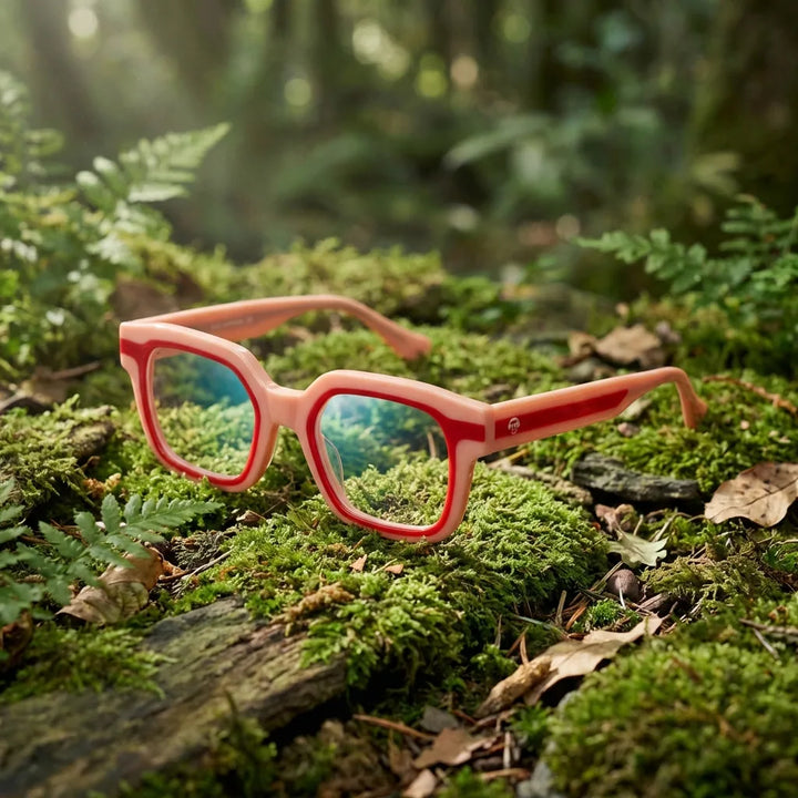 Lentes ópticos Ibiza Rosado en bosque verde natural diseño sustentable Bonoboss #editorial_sustentabilidad #color_rosado