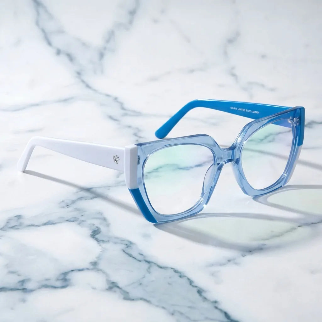 Lentes ópticos Kai Kai Azul sobre mármol blanco elegante armazón premium Bonoboss #editorial_armazon #color_azul