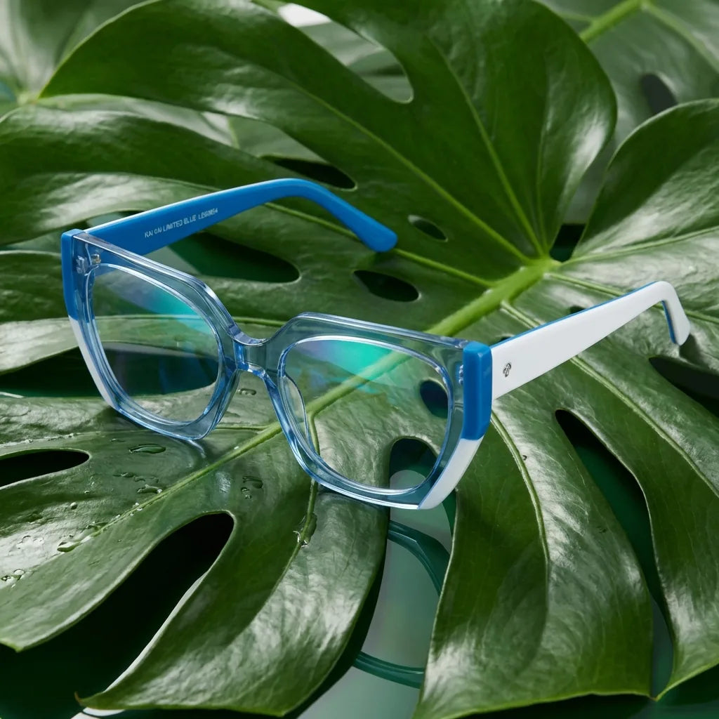 Lentes ópticos Kai Kai Azul entre hojas botánicas naturales diseño sustentable Bonoboss #editorial_sustentabilidad #color_azul