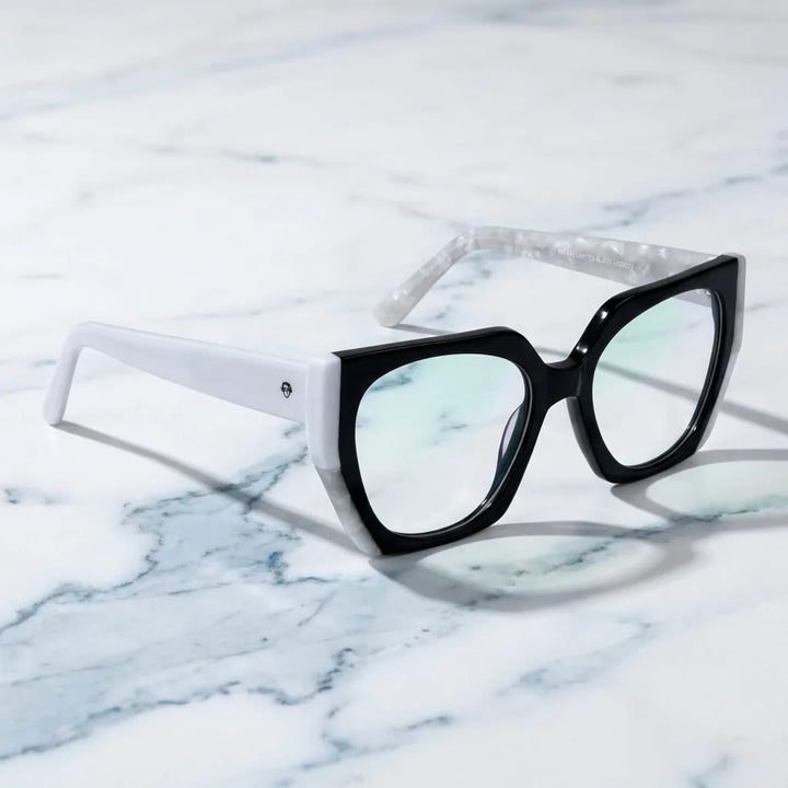 Lentes ópticos Kai Kai Negro sobre mármol blanco elegante armazón premium Bonoboss #editorial_armazon #color_negro