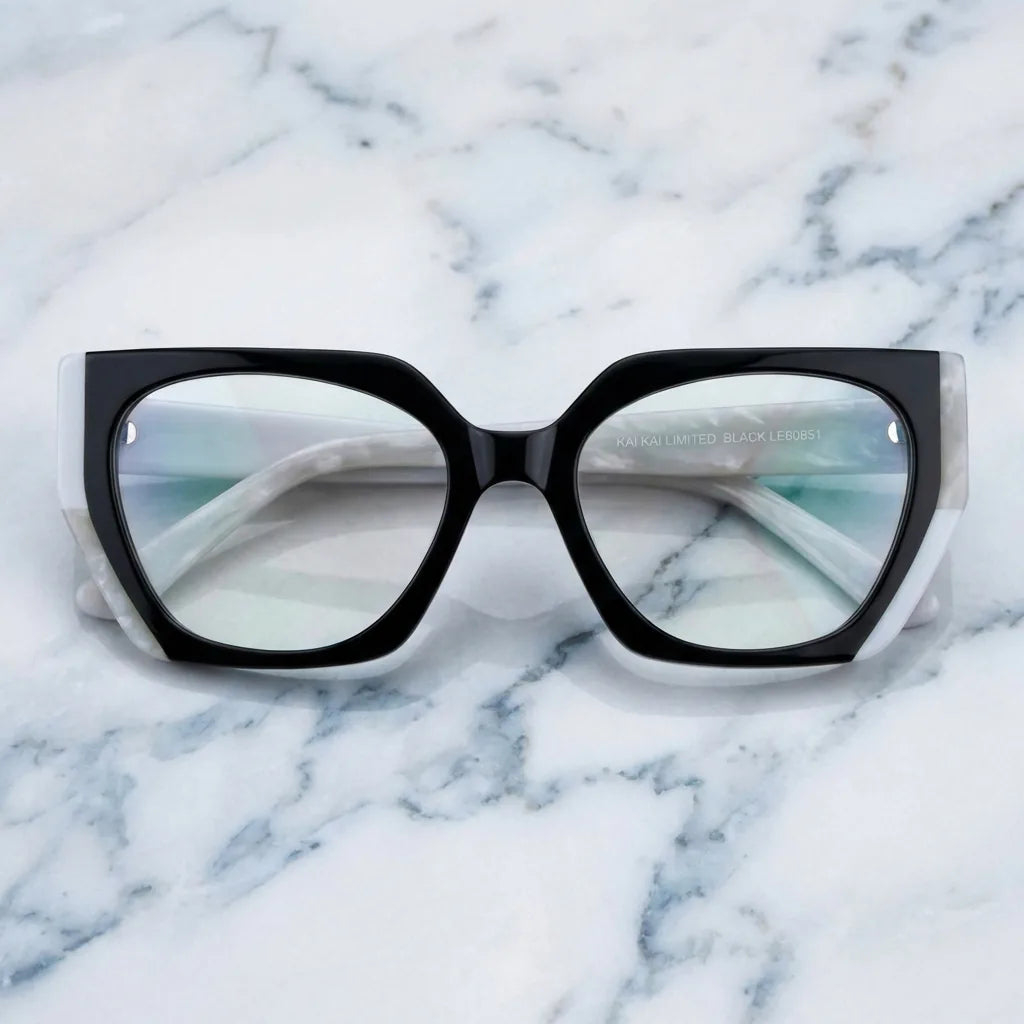 Lentes ópticos Kai Kai Negro sobre mármol blanco elegante calidad premium receta Bonoboss #editorial_banner_confianza #color_negro