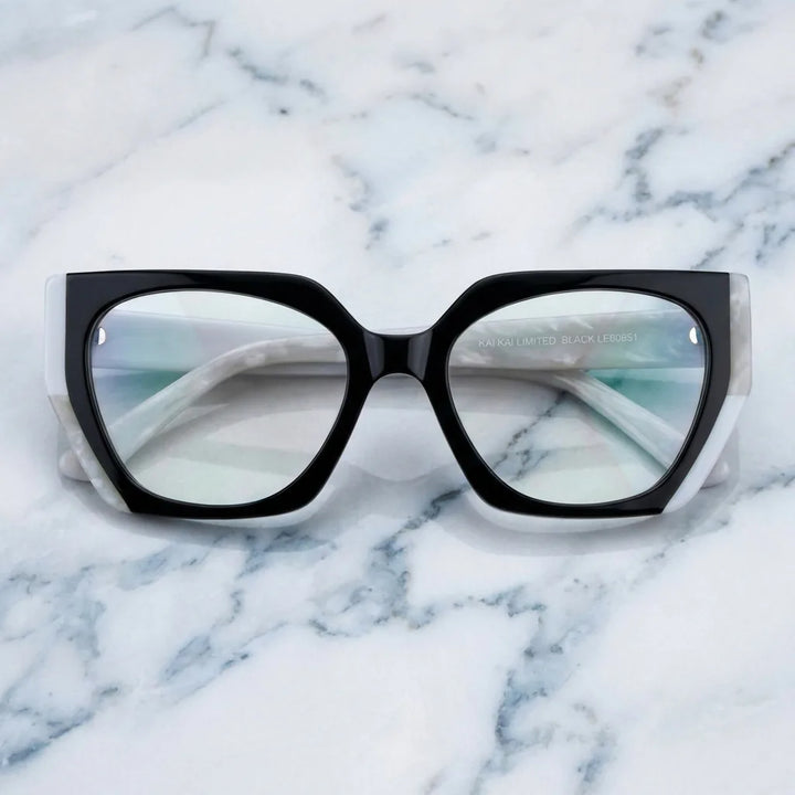 Lentes ópticos Kai Kai Negro sobre mármol blanco elegante calidad premium receta Bonoboss #editorial_banner_confianza #color_negro