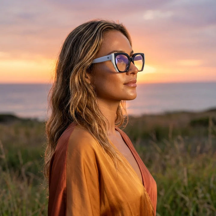 Lentes ópticos Kai Kai Negro mujer en luz dorada golden hour elegante Bonoboss #editorial_lifestyle2 #color_negro