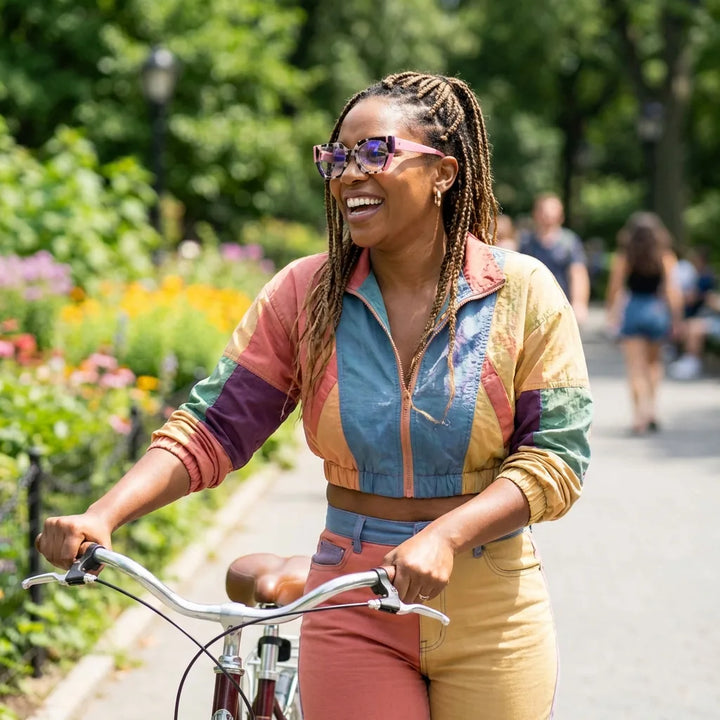 Lentes ópticos Kai Kai Pink mujer ciclista urbana estilo café Bonoboss #editorial_lifestyle3 #color_pink
