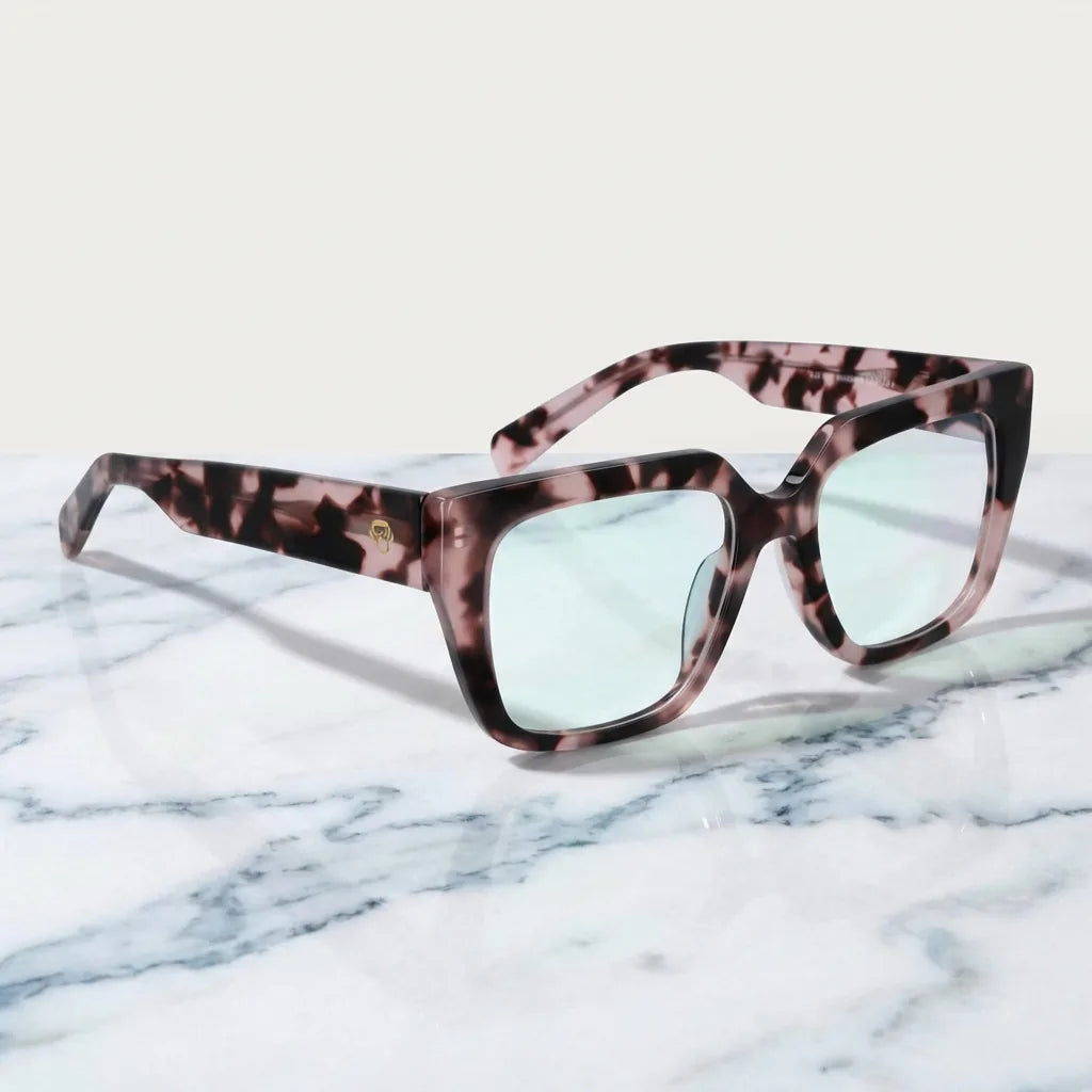 Lentes ópticos Kai Kai Marble sobre mármol blanco elegante armazón premium Bonoboss #editorial_armazon #color_marble