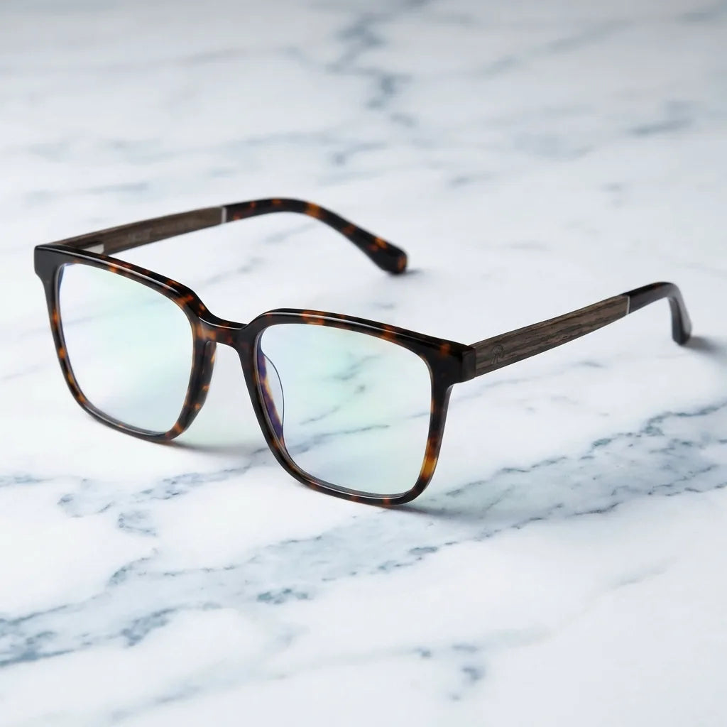 Lentes ópticos Kai Kai Carey sobre mármol blanco elegante armazón premium Bonoboss #editorial_armazon #color_carey