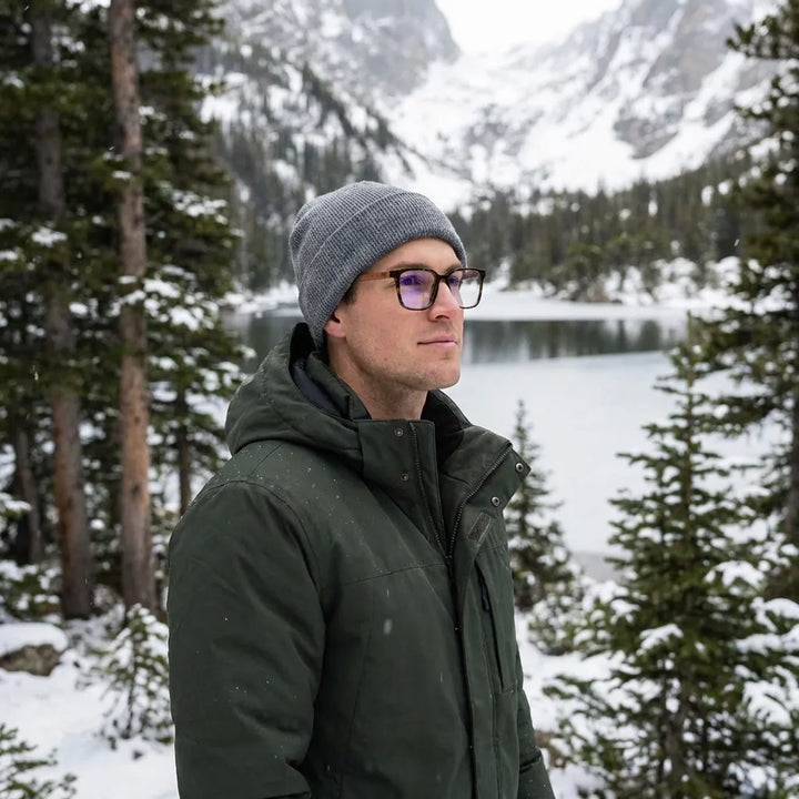 Lentes ópticos Kai Kai Marble modelo con gorro en bosque nevado invernal Bonoboss #editorial_lifestyle1 #color_marble