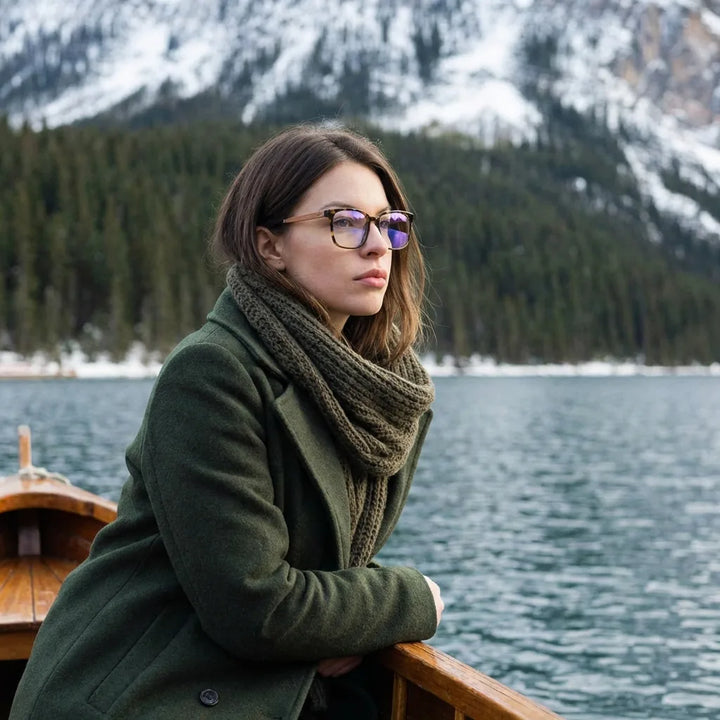 Lentes ópticos Kai Kai Marble modelo en barco lago con bosque nevado Bonoboss #editorial_lifestyle2 #color_marble