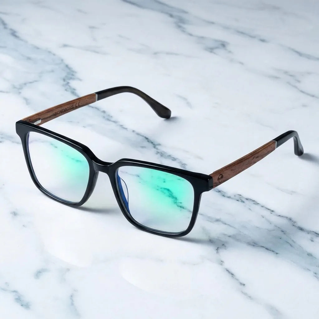 Lentes ópticos Kai Kai Negro sobre mármol blanco elegante armazón premium Bonoboss #editorial_armazon #color_negro