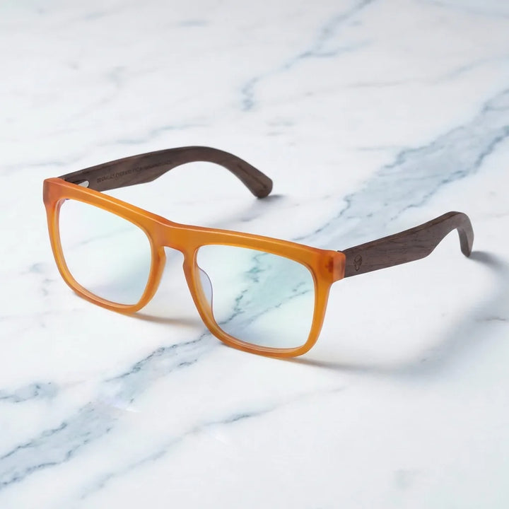 Lentes ópticos Lautaro sobre mármol blanco elegante armazón premium Bonoboss #editorial_armazon #color_default