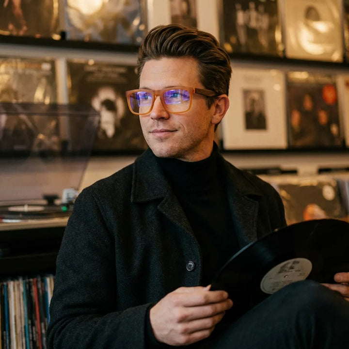 Lentes ópticos Lautaro hombre escuchando vinilo estilo creativo Bonoboss #editorial_lifestyle3 #color_default