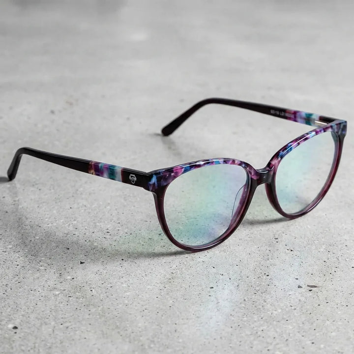 Lentes ópticos Le183 Burdeo sobre concreto pulido minimalista armazón premium Bonoboss #editorial_armazon #color_burdeo