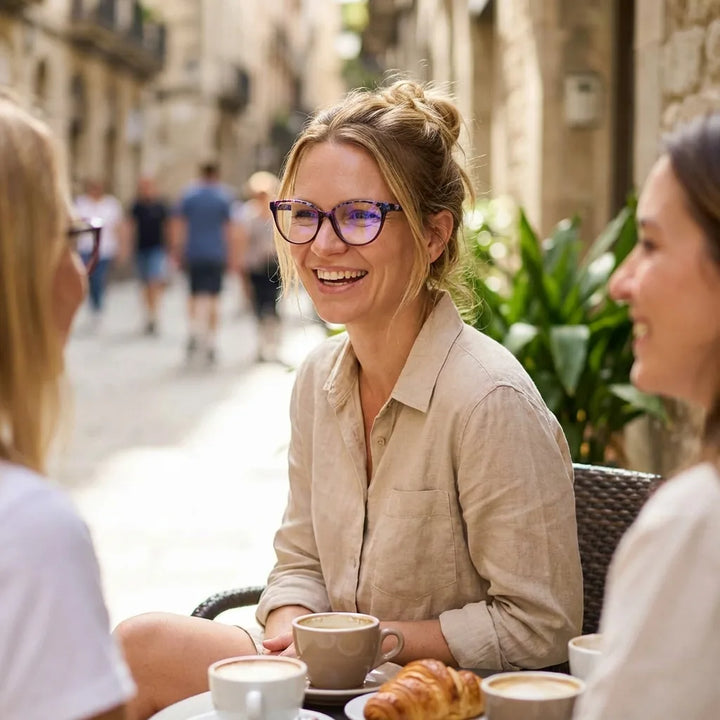 Lentes ópticos Le183 Burdeo mujer en café con amigas ambiente social Bonoboss #editorial_lifestyle1 #color_burdeo