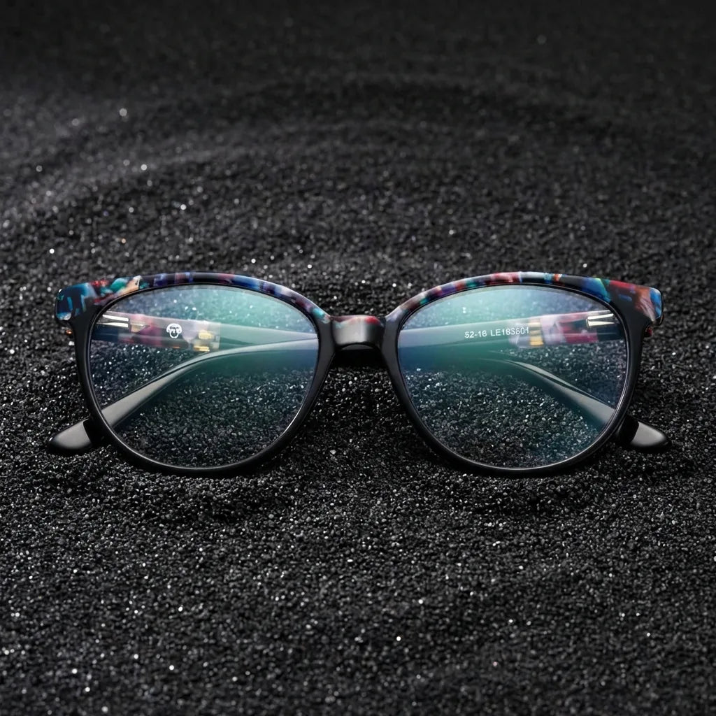 Lentes ópticos Le183 Negro sobre arena volcánica texturizada diseño sustentable Bonoboss #editorial_sustentabilidad #color_negro