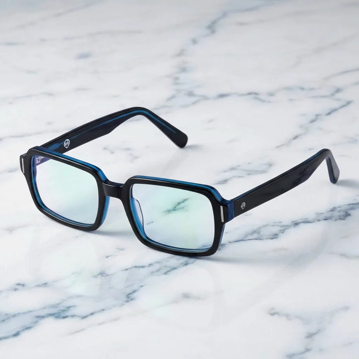 Lentes ópticos London Acetate Azul sobre mármol blanco elegante armazón premium Bonoboss #editorial_armazon #color_azul