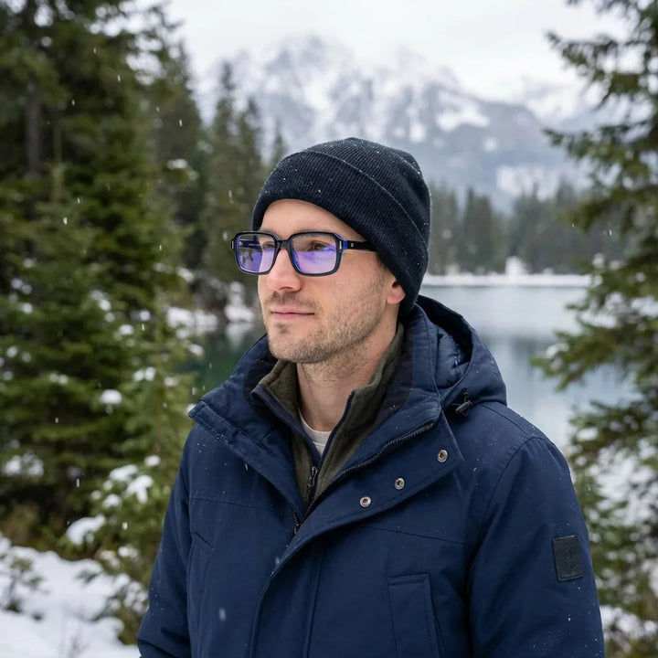 Lentes ópticos London Acetate Azul modelo con gorro en bosque nevado invernal Bonoboss #editorial_lifestyle1 #color_azul