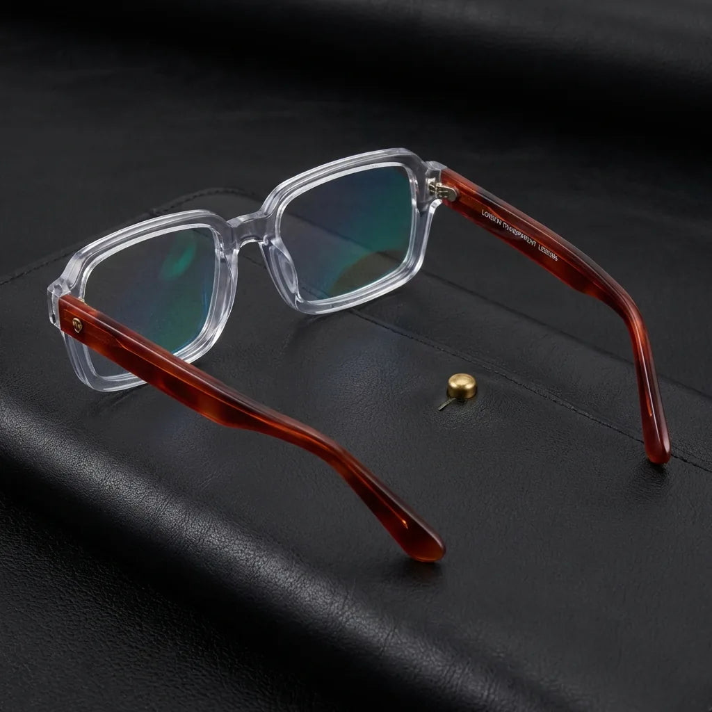 Lentes ópticos London Acetate Crystal Carey sobre cuero negro con detalle brass dorado calidad premium receta Bonoboss #editorial_banner_confianza #color_crystal-carey