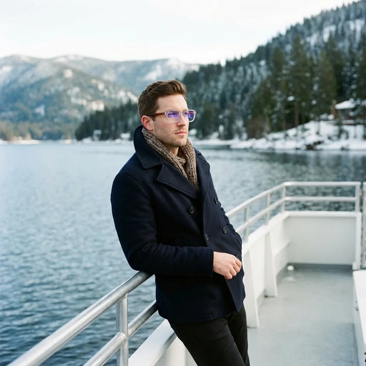 Lentes ópticos London Acetate Crystal Carey modelo en barco lago con bosque nevado Bonoboss #editorial_lifestyle1 #color_crystal-carey