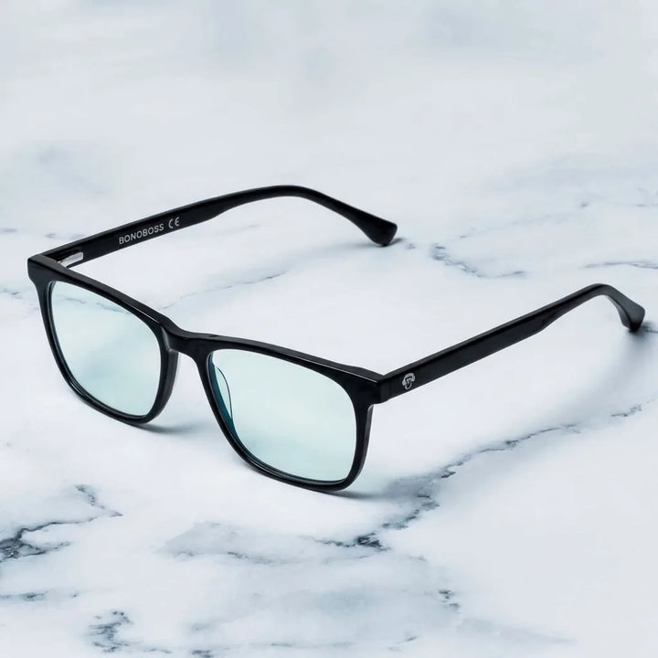 Lentes ópticos Maite Negro sobre mármol blanco elegante armazón premium Bonoboss #editorial_armazon #color_negro