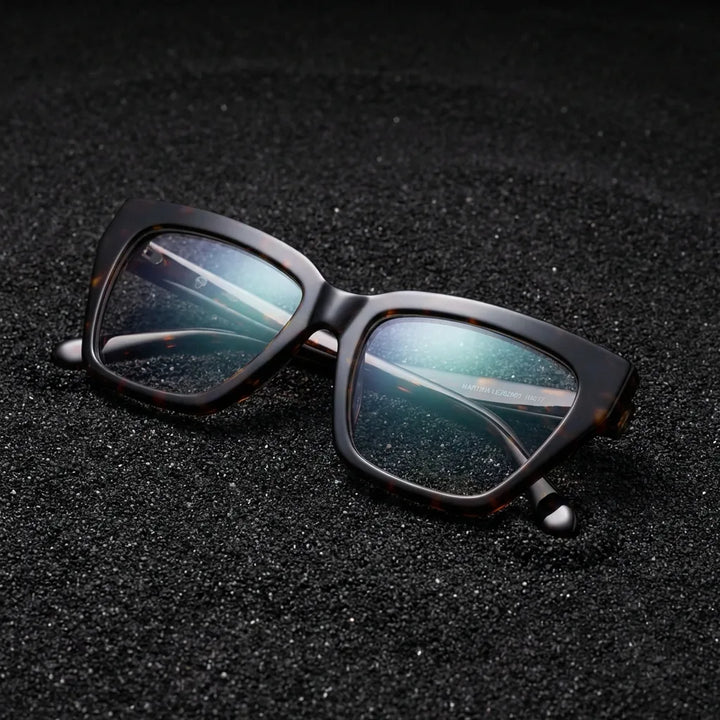 Lentes ópticos Martina Carey sobre arena volcánica texturizada diseño sustentable Bonoboss #editorial_sustentabilidad #color_carey