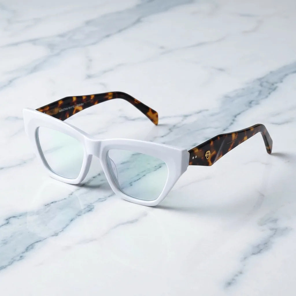 Lentes ópticos Minerva Blanco sobre mármol blanco elegante armazón premium Bonoboss #editorial_armazon #color_blanco