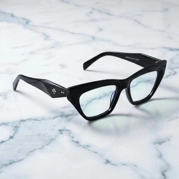 Lentes ópticos Minerva Negro sobre mármol blanco elegante armazón premium Bonoboss #editorial_armazon #color_negro