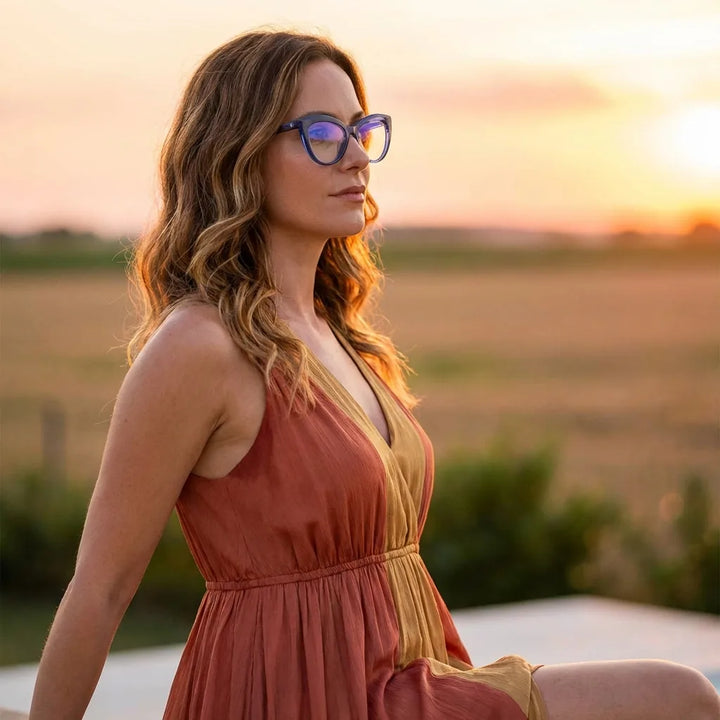 Lentes ópticos Montgat Azul mujer en luz dorada golden hour elegante Bonoboss #editorial_lifestyle2 #color_azul