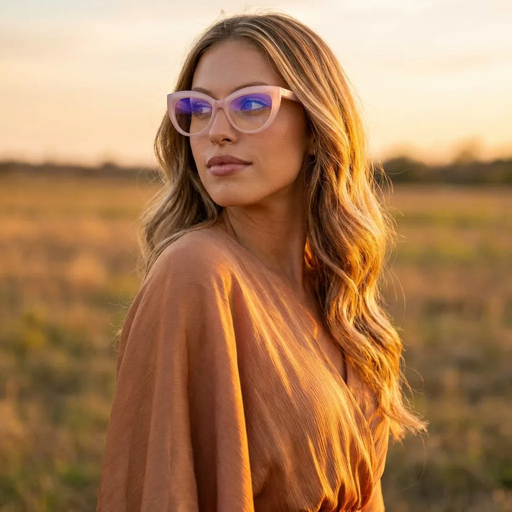 Lentes ópticos Montgat Pink mujer en luz dorada golden hour elegante Bonoboss #editorial_lifestyle2 #color_pink