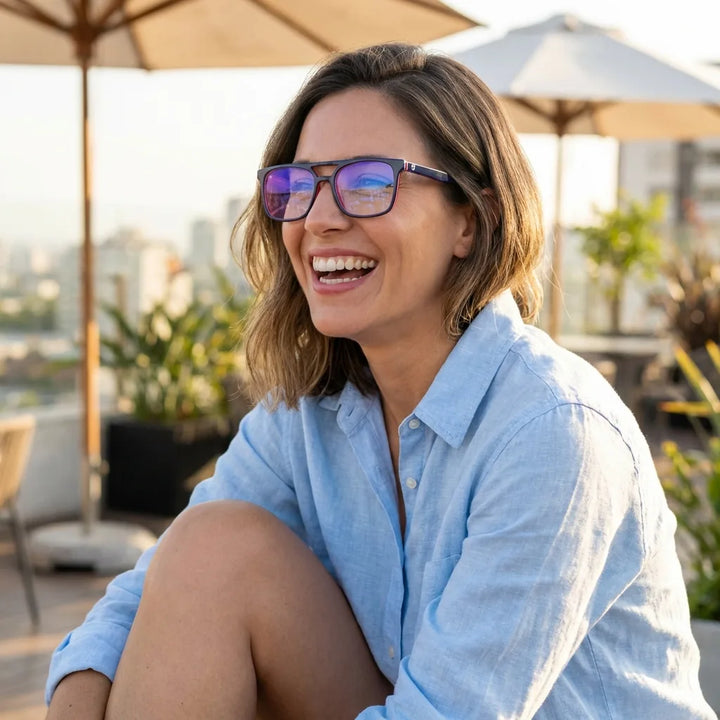 Lentes ópticos Nehuen Opticos Azul mujer en terraza con vista panorámica Bonoboss #editorial_lifestyle3 #color_azul