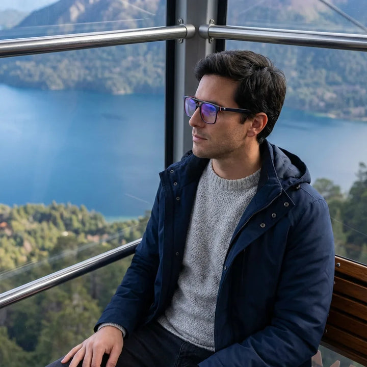 Lentes ópticos Nehuen Opticos Azul modelo en teleférico con vista a lago Bonoboss #editorial_lifestyle4 #color_azul
