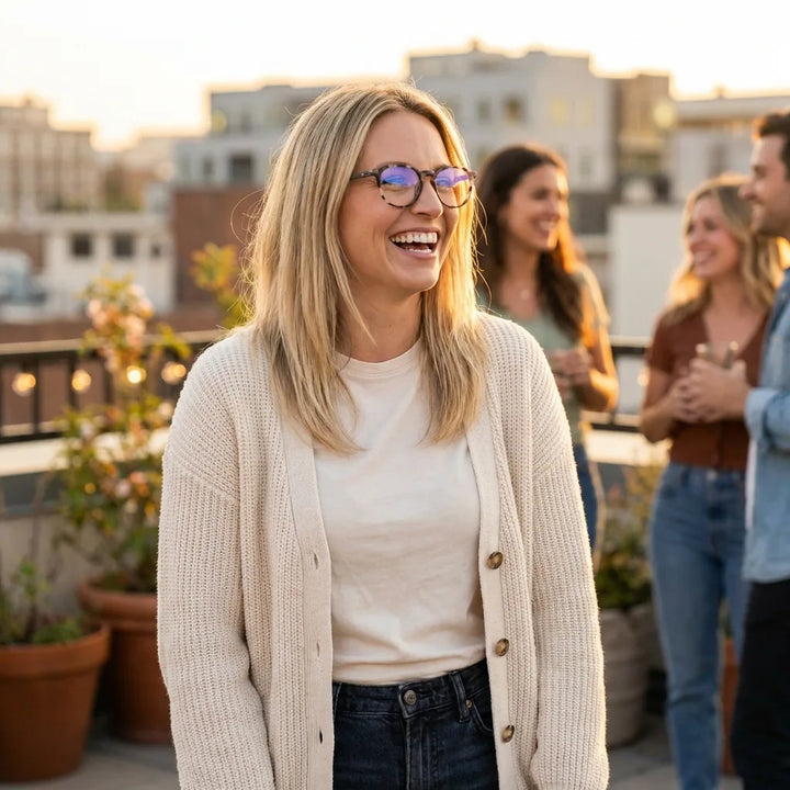 Lentes ópticos Octavia Marble modelo en contexto social urbano profesional Bonoboss #editorial_lifestyle2 #color_marble