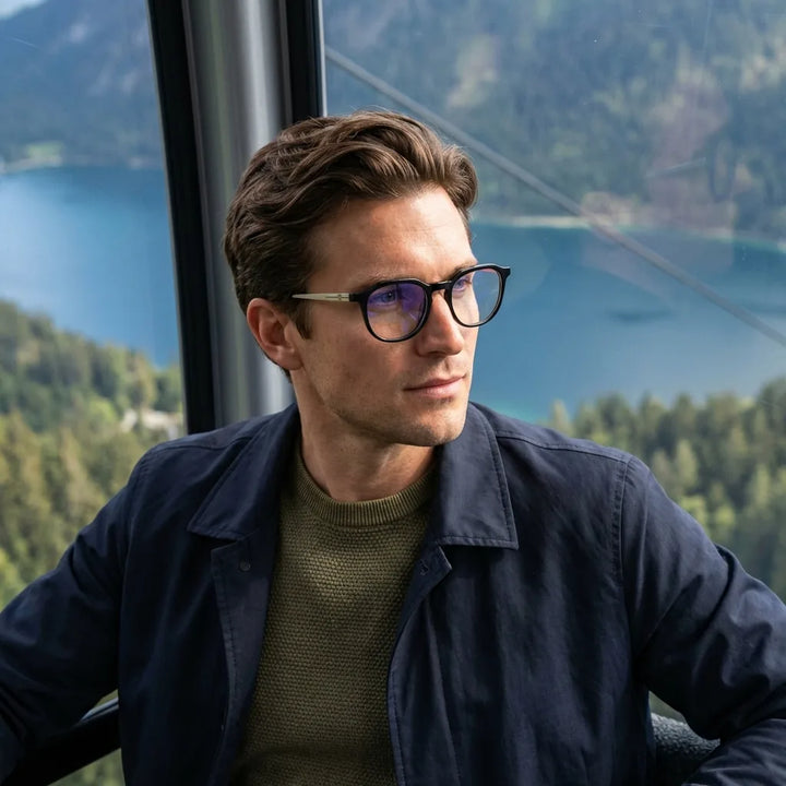 Lentes ópticos Octavia Negro modelo en teleférico con vista a lago Bonoboss #editorial_lifestyle3 #color_negro