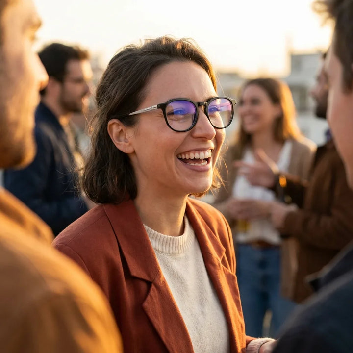 Lentes ópticos Octavia Negro modelo en contexto social urbano profesional Bonoboss #editorial_lifestyle4 #color_negro