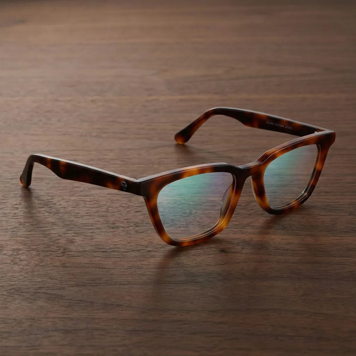 Lentes ópticos Oliver Carey sobre escritorio de madera premium calidad premium receta Bonoboss #editorial_banner_confianza #color_carey