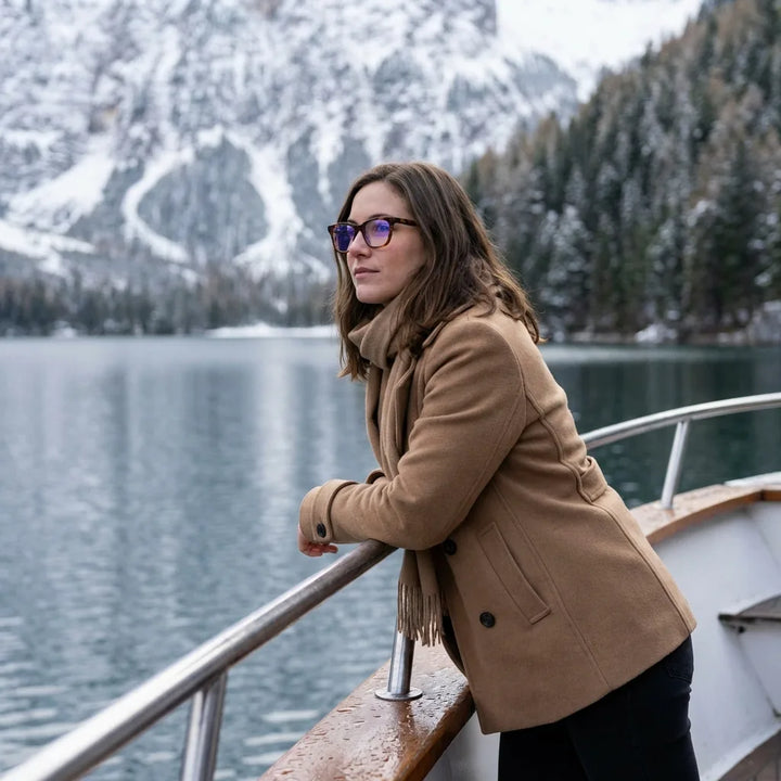 Lentes ópticos Oliver Carey modelo en barco lago con bosque nevado Bonoboss #editorial_lifestyle1 #color_carey