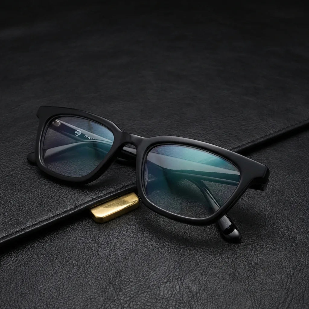 Lentes ópticos Oliver Negro sobre cuero negro con detalle brass dorado calidad premium receta Bonoboss #editorial_banner_confianza #color_negro