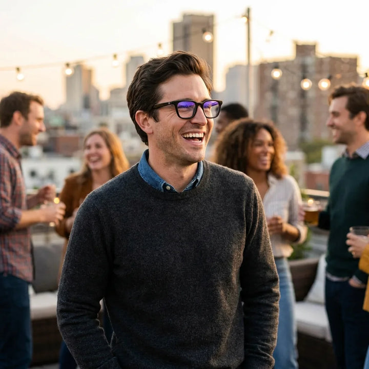 Lentes ópticos Oliver Negro modelo en contexto social urbano profesional Bonoboss #editorial_lifestyle4 #color_negro