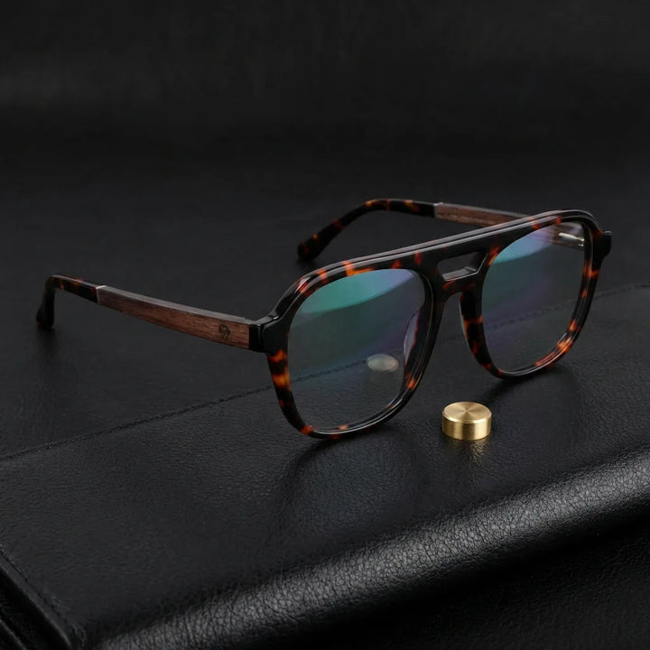 Lentes ópticos Orson Carey sobre cuero negro con detalle brass dorado calidad premium receta Bonoboss #editorial_banner_confianza #color_carey