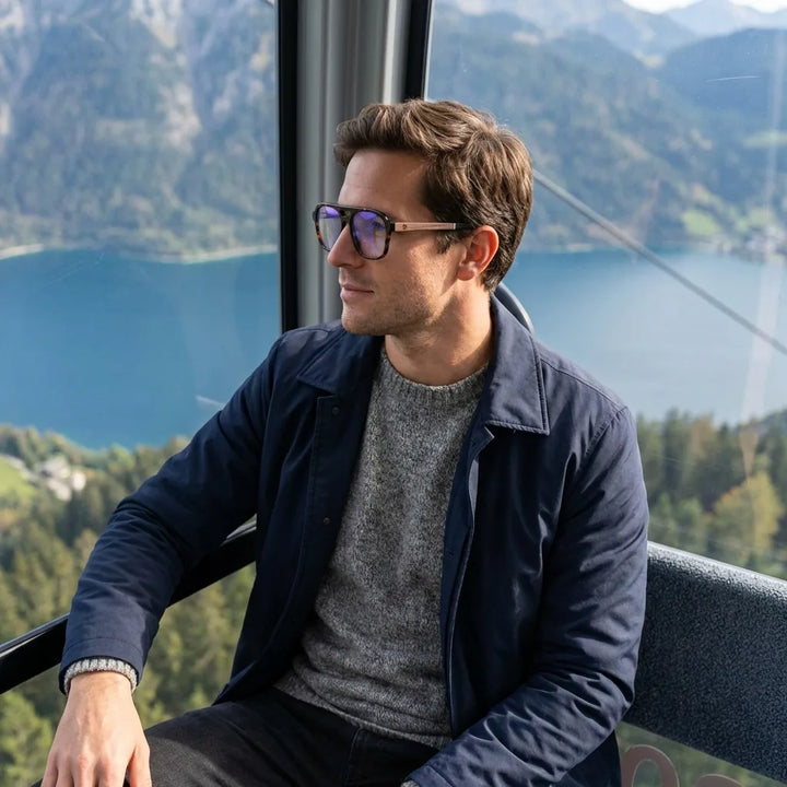 Lentes ópticos Orson Carey modelo en teleférico con vista a lago Bonoboss #editorial_lifestyle3 #color_carey