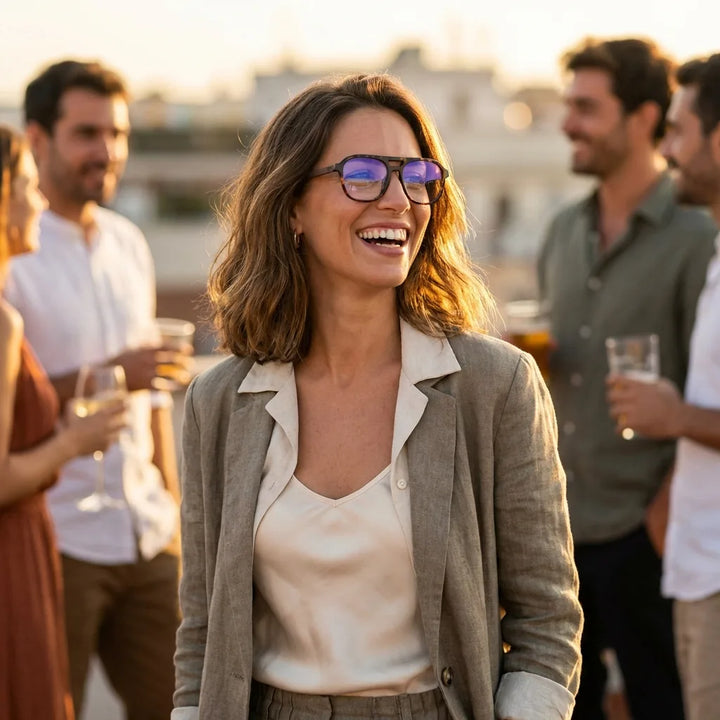 Lentes ópticos Orson Carey modelo en contexto social urbano profesional Bonoboss #editorial_lifestyle4 #color_carey