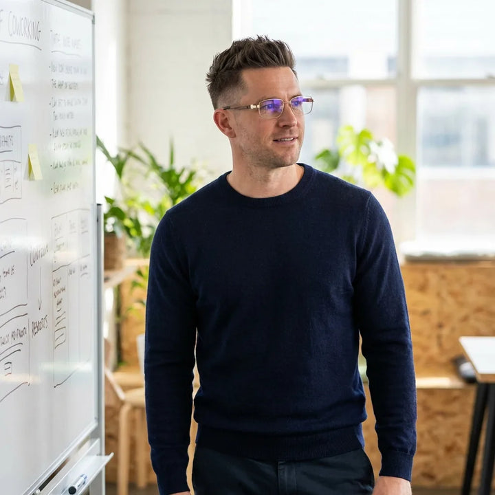 Lentes ópticos Pablo Dorado hombre profesional en coworking moderno Bonoboss #editorial_lifestyle3 #color_dorado