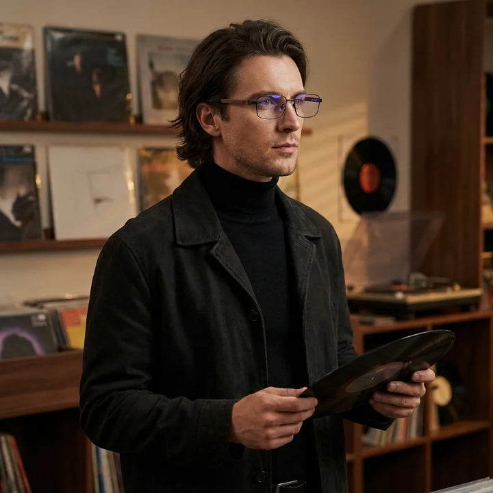 Lentes ópticos Pablo Negro hombre escuchando vinilo estilo creativo Bonoboss #editorial_lifestyle3 #color_negro