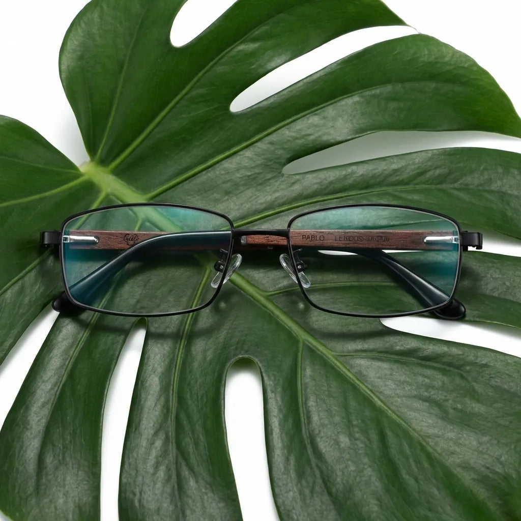 Lentes ópticos Pablo Negro entre hojas botánicas naturales diseño sustentable Bonoboss #editorial_sustentabilidad #color_negro