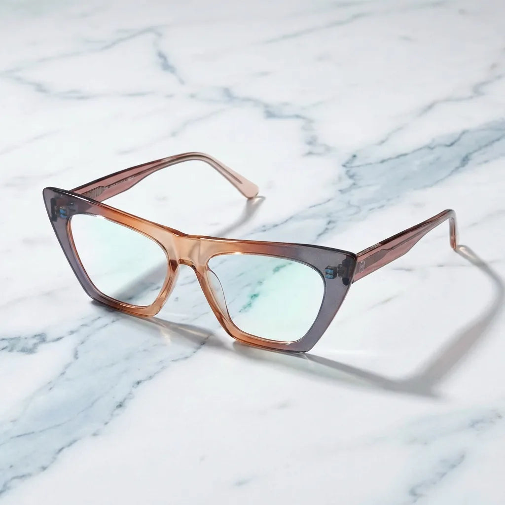 Lentes ópticos Rosario Durazno sobre mármol blanco elegante armazón premium Bonoboss #editorial_armazon #color_durazno