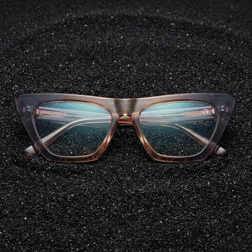 Lentes ópticos Rosario Durazno sobre arena volcánica texturizada diseño sustentable Bonoboss #editorial_sustentabilidad #color_durazno