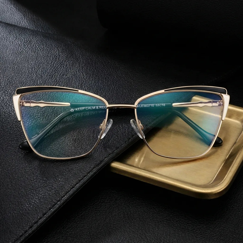 Lentes ópticos Sabrina Negro sobre cuero negro con detalle brass dorado calidad premium receta Bonoboss #editorial_banner_confianza #color_negro